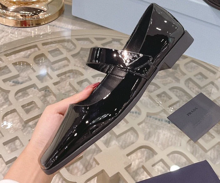 Новинка сезона весна/лето 2023 от Prada - Ретро-балетки с квадратными кольцами - Черные