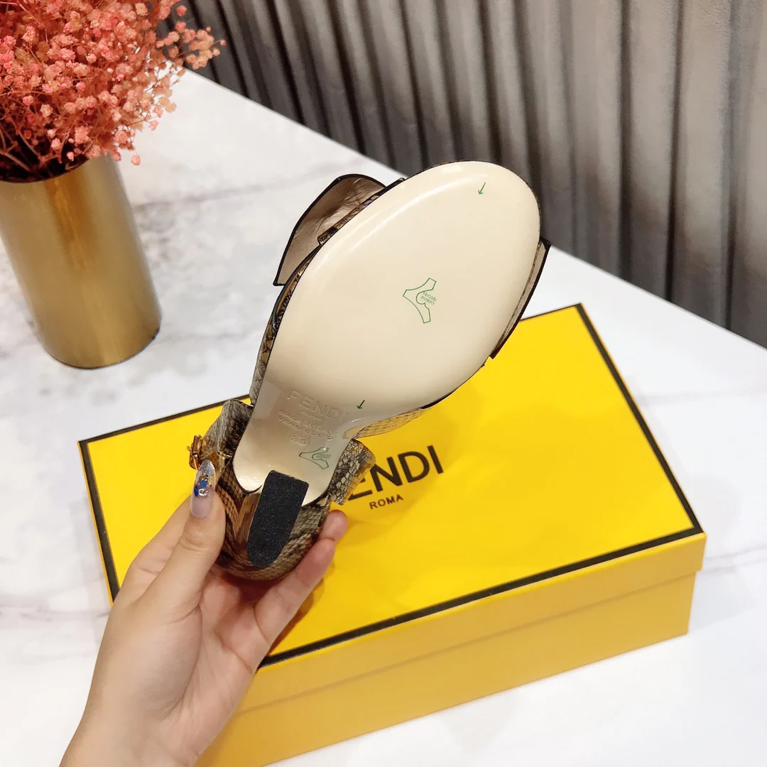 Весенние сандалии на высоком каблуке Fendi 2022 года - золотистые