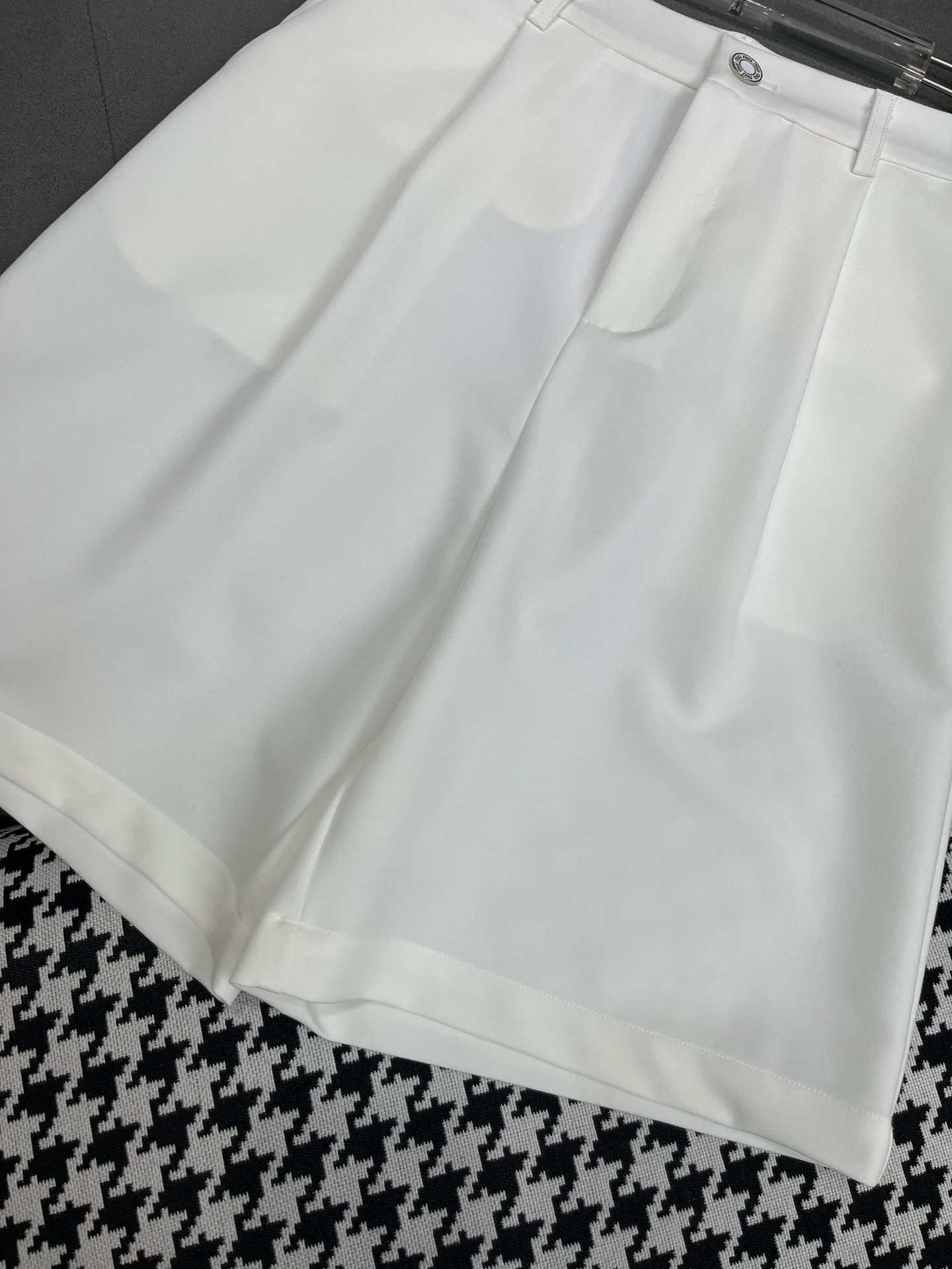 Miu Miu - 2404 - 24ss Весна/Лето Новые шорты с надписью и металлической пряжкой - Белые