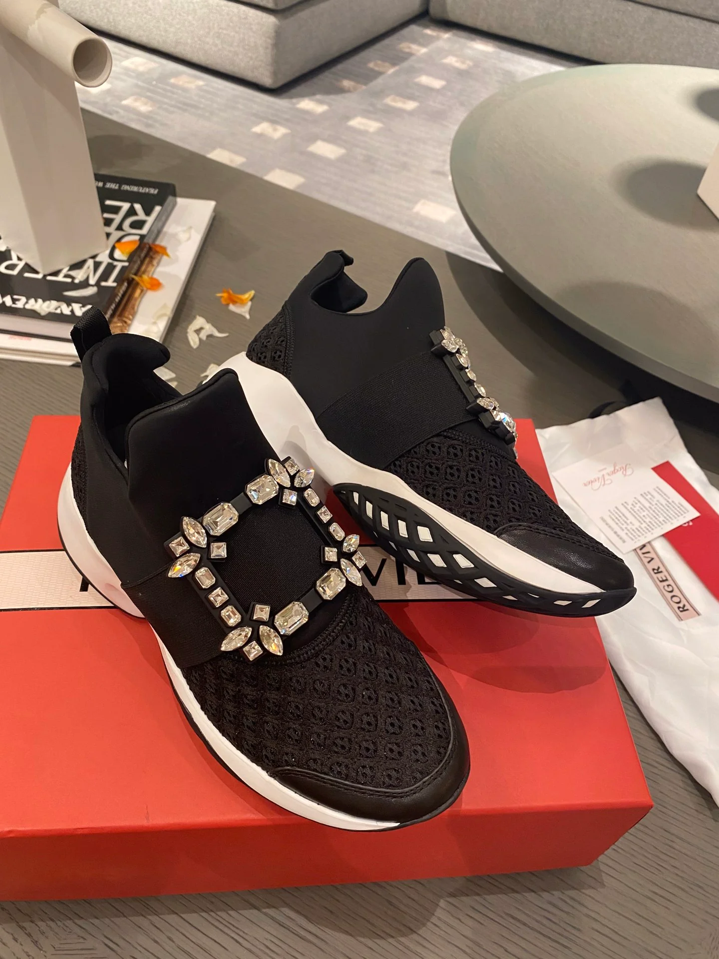 Кроссовки с пряжками - черные