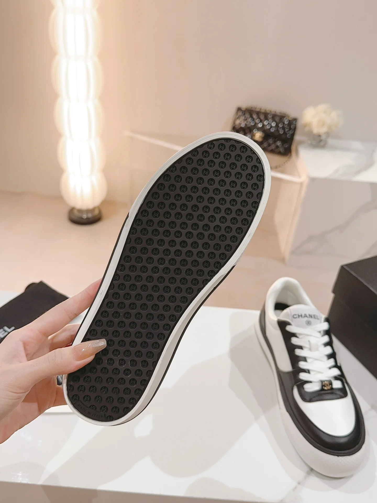 Новые поступления коллекции Chanel весна/лето 2023 - Кроссовки - Повседневные кроссовки - Черно-белые