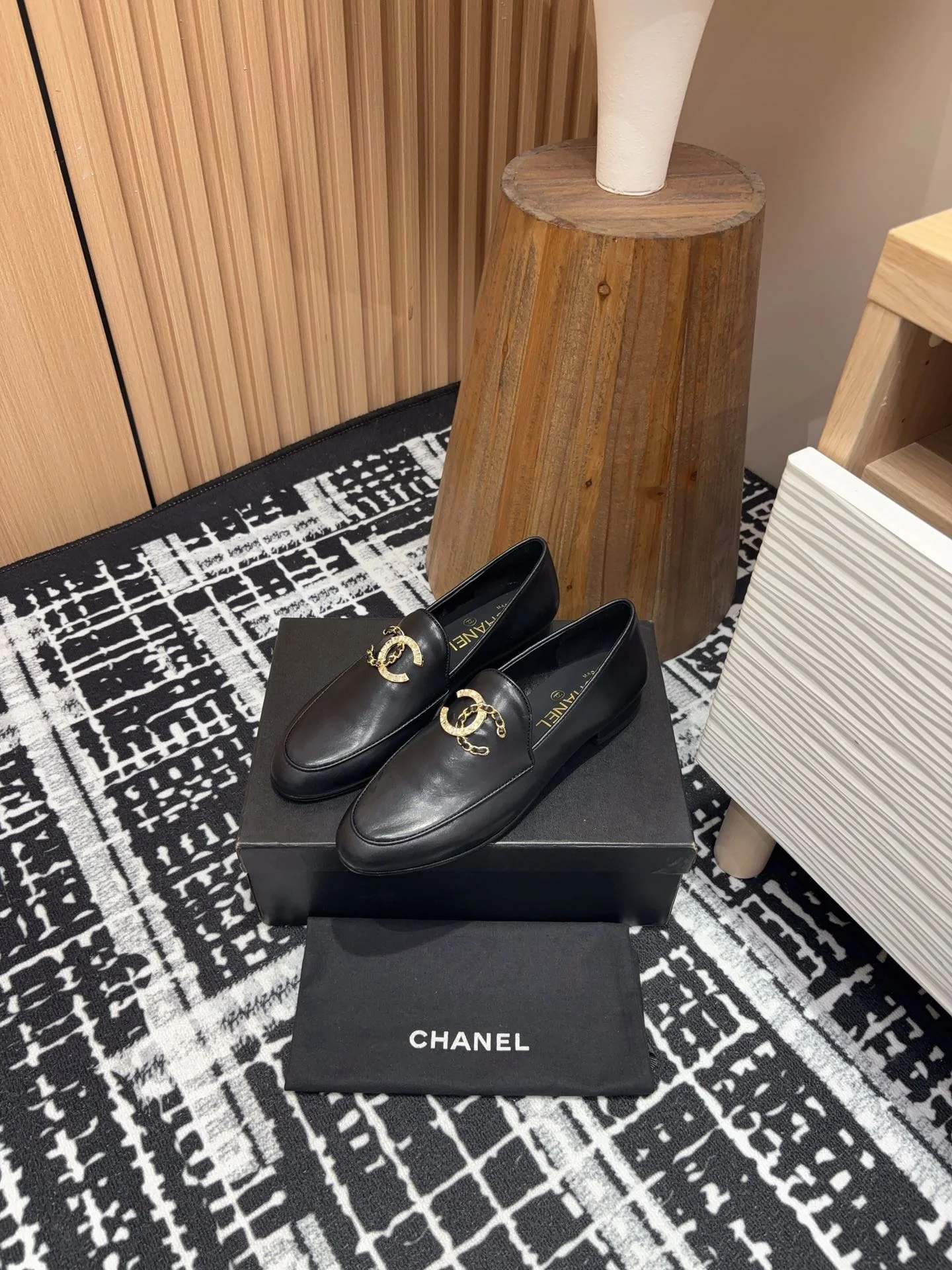 Лоферы Chanel с логотипом 2024 года - черные