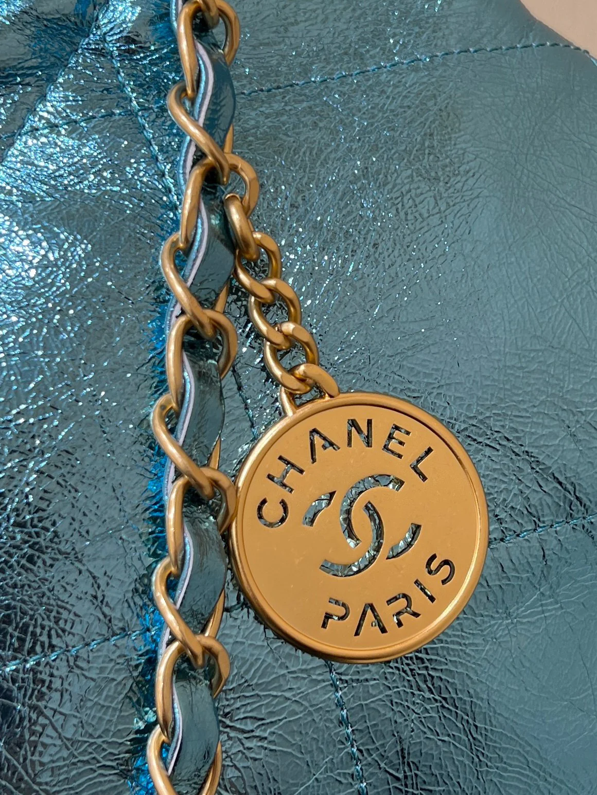 Мусорный мешок Chanel 25c из металлизированной кожи - синий