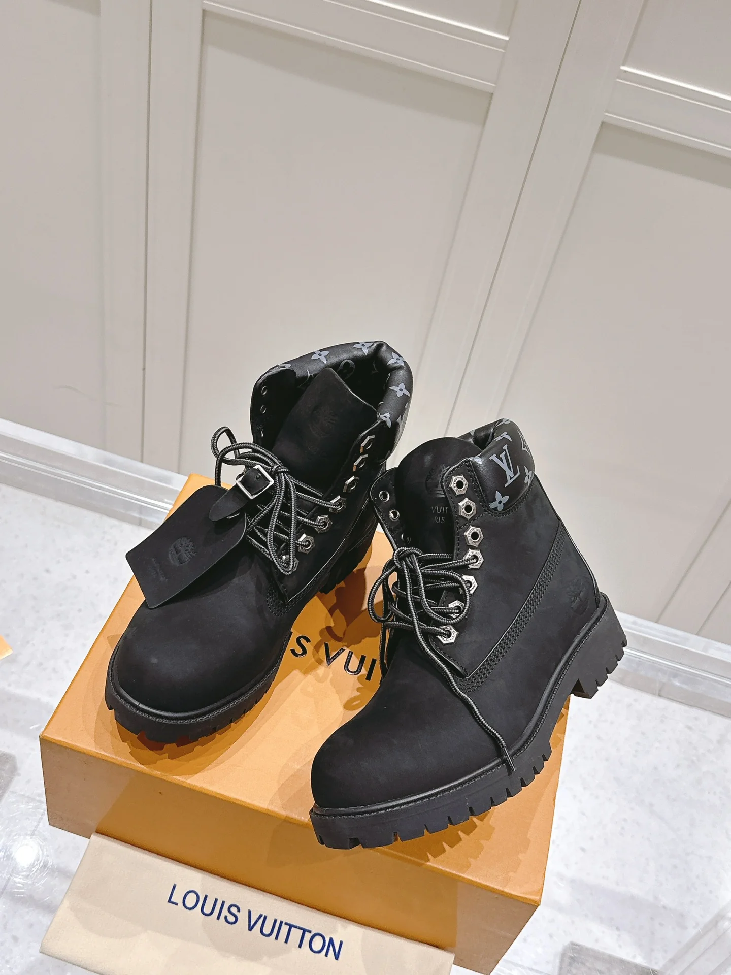 Коллекция LV-2024: Ретро ботинки Dr. Martens - Изображение из коллекции