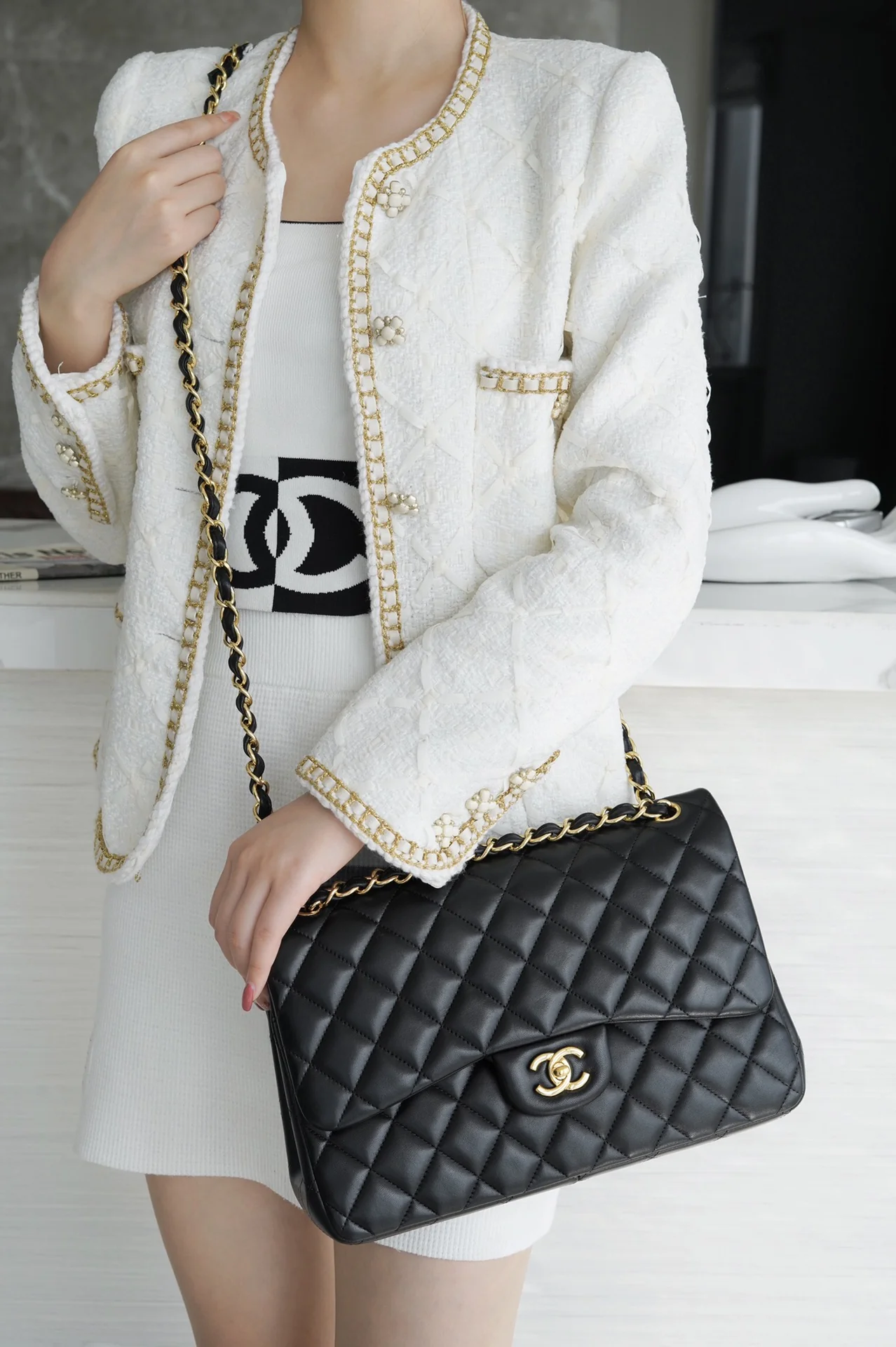 Сумка Chanel CF большого размера - 30 см - из черной овечьей кожи с золотой пряжкой - CF30