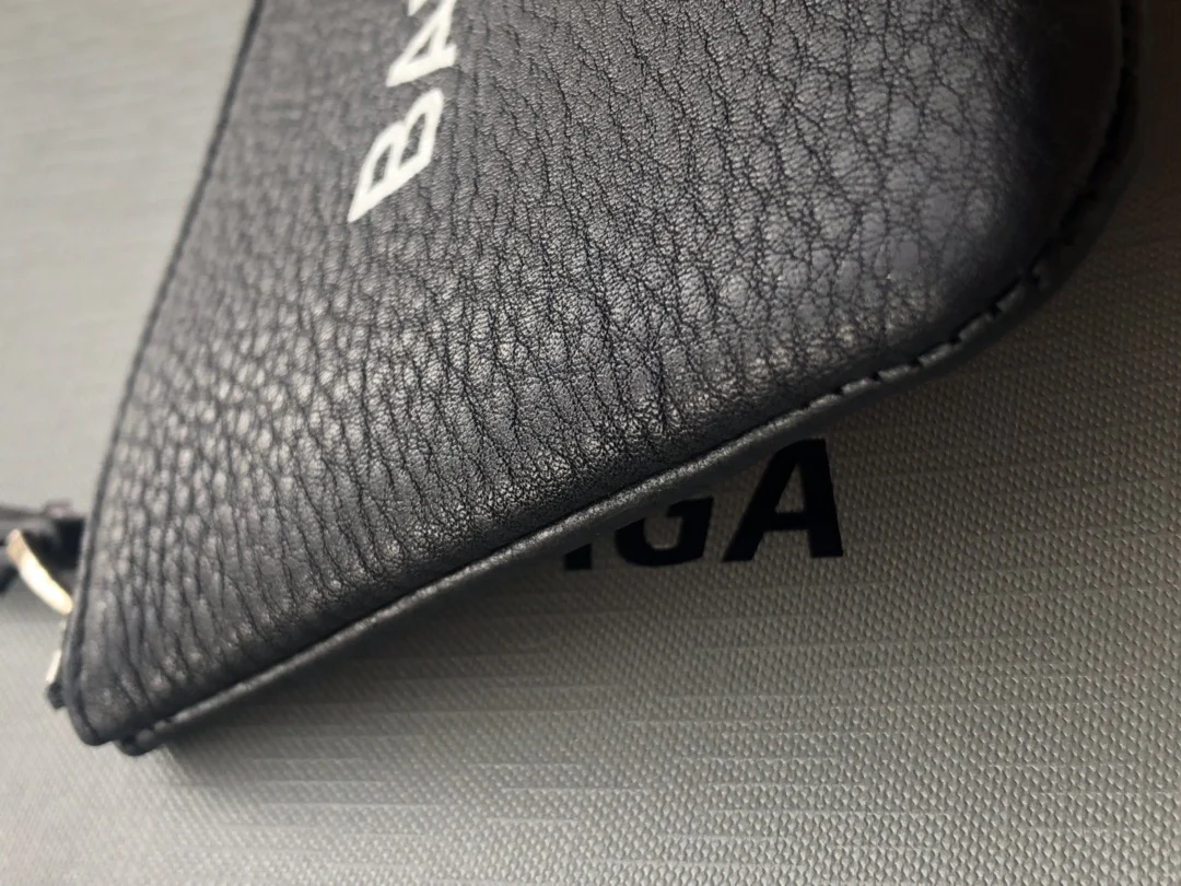 Balenciaga-一字拉链扁长夹／手拿包，可摊平放千元钞票