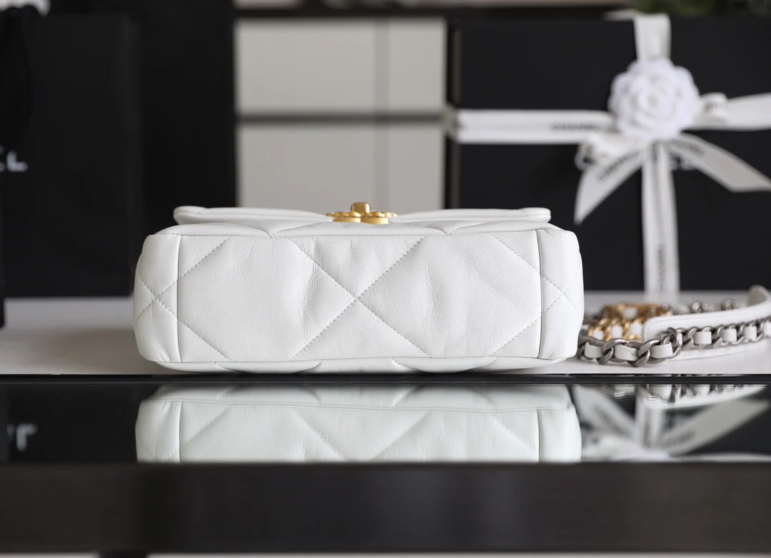 Сумка Chanel 19 - маленькая, белая.