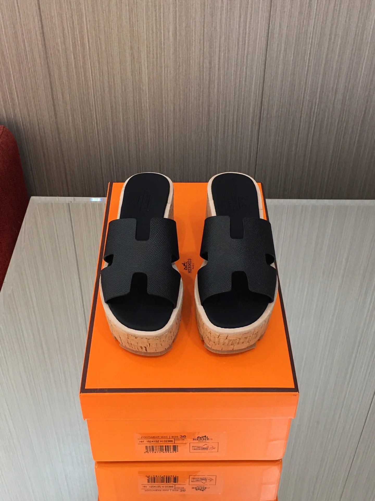 Новинка сезона весна/лето 2023 от Hermes - кожаные тапочки на платформе с принтом пальм - черные.