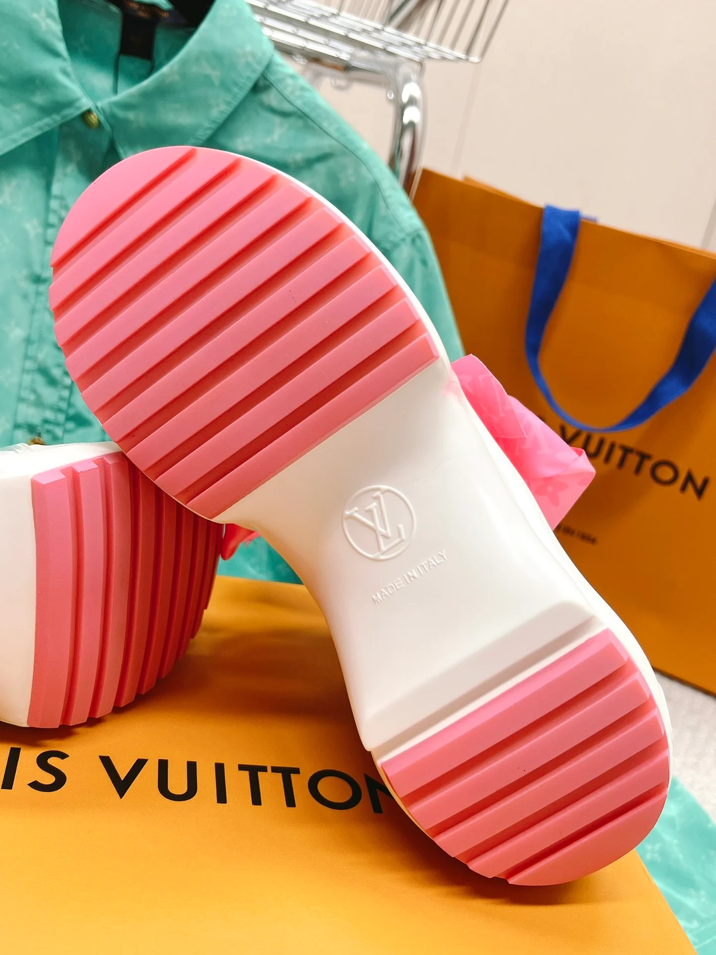 Новые поступления LV Archlight - массивные кроссовки на шнуровке с бабочками - розовые на шнуровке