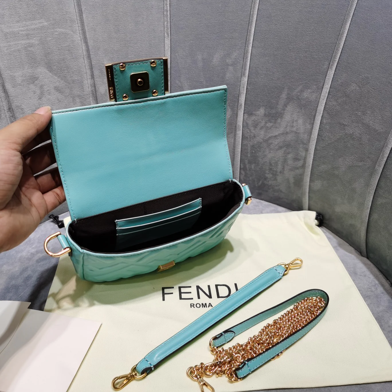 Сумка-багет Fendi Baguette Small Lake Green из натуральной кожи.