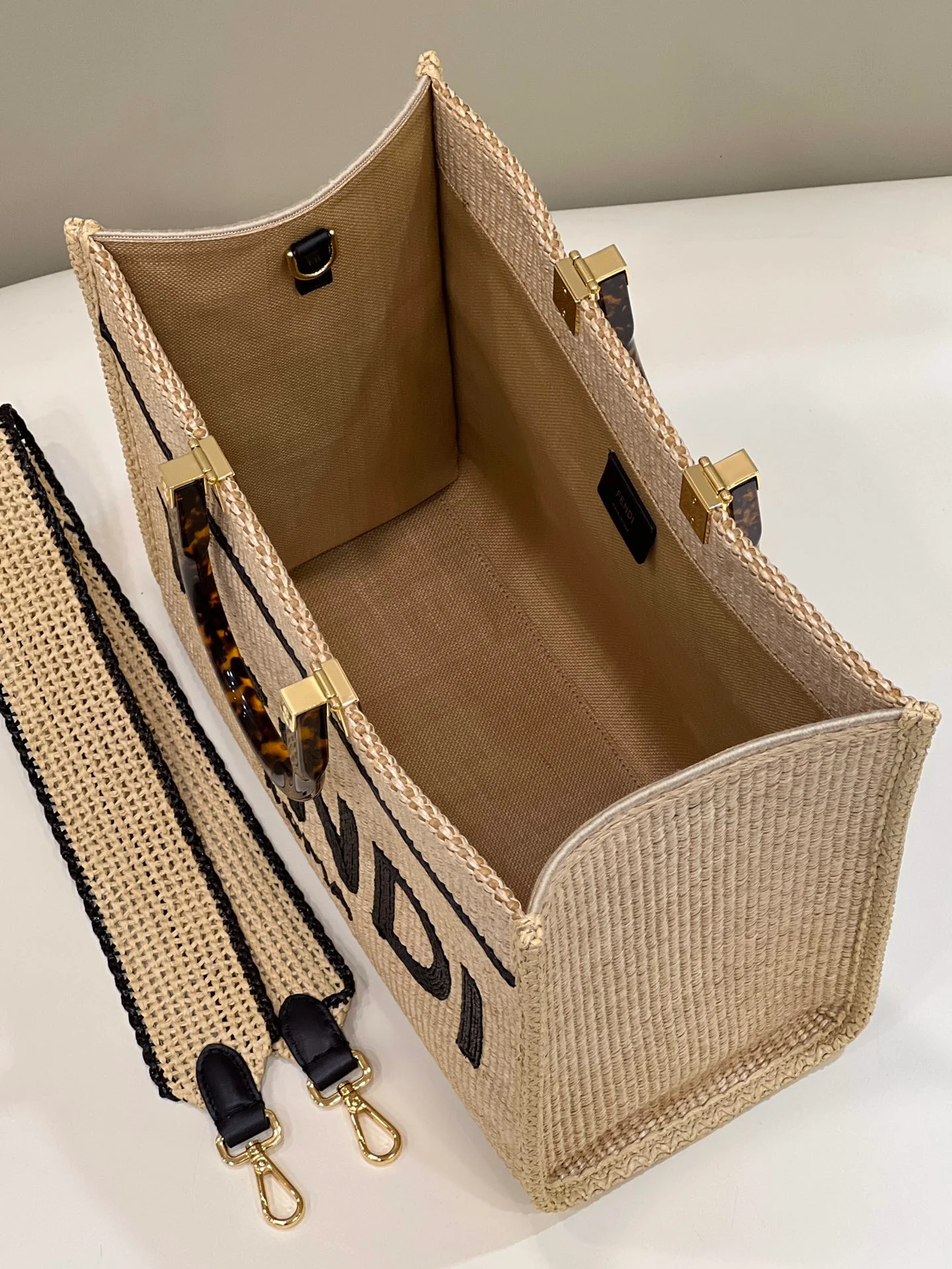 Сумка-шоппер Fendi Sunshine ручной работы из соломы