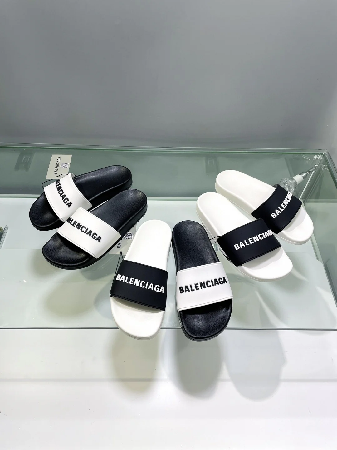 Коллекция тапочек Balenciaga