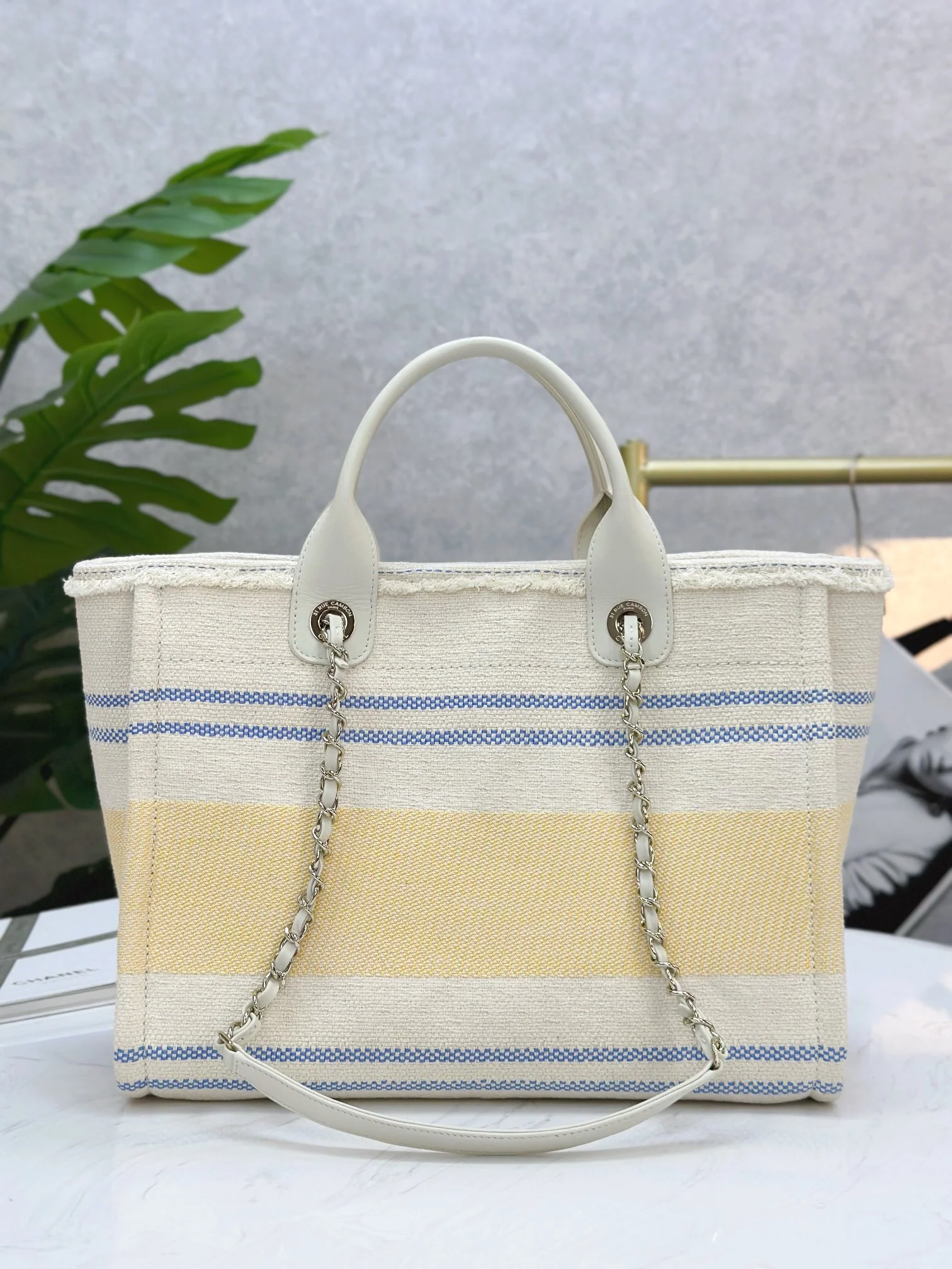 Пляжная сумка Chanel 25c, косметичка, ярко-желтая.