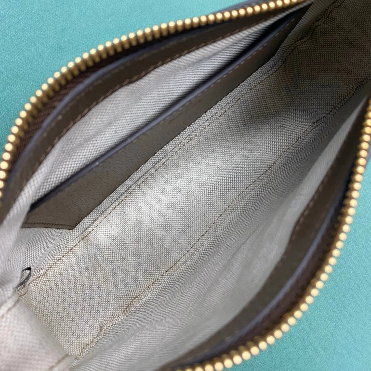 Сумка-хобо Gucci с монограммой.