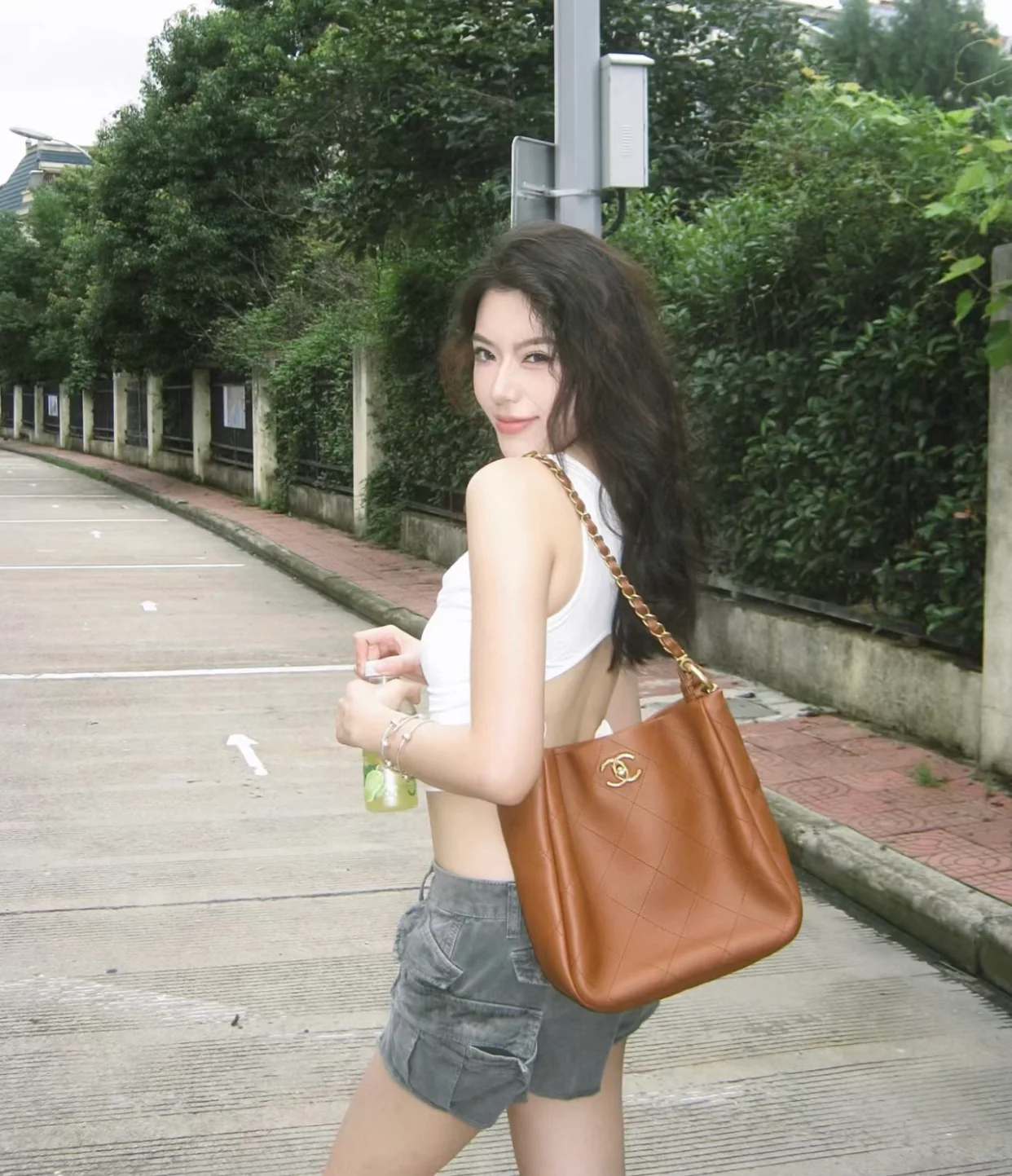 Коллекция Chanel Pre-Fall 2023 - Плетеная сумка в стиле хиппи от Métiers d'Art - Телячья кожа - Карамельный цвет