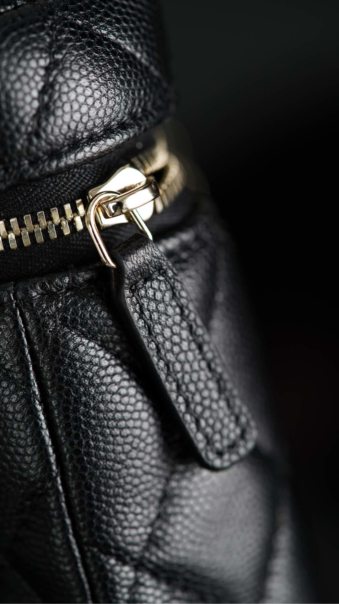 Сумка-ланчбокс Chanel 25c Lychee Beef - черно-золотая