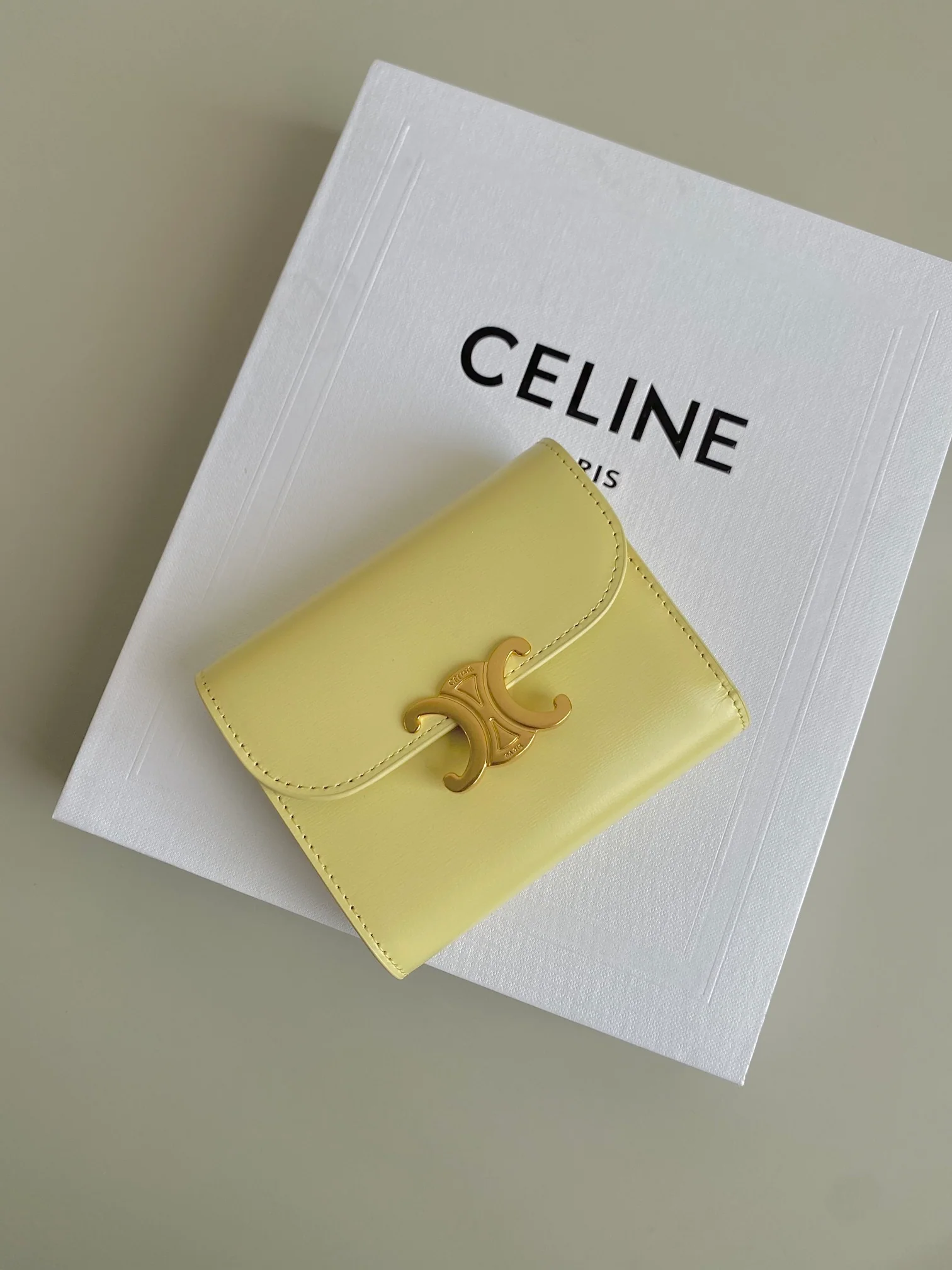 Celine-TRIOMPHE 三折卡包钱包 淡黄色