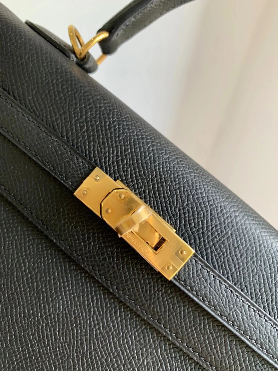Часы Hermes Kelly 25 Epsom Black с золотой пряжкой
