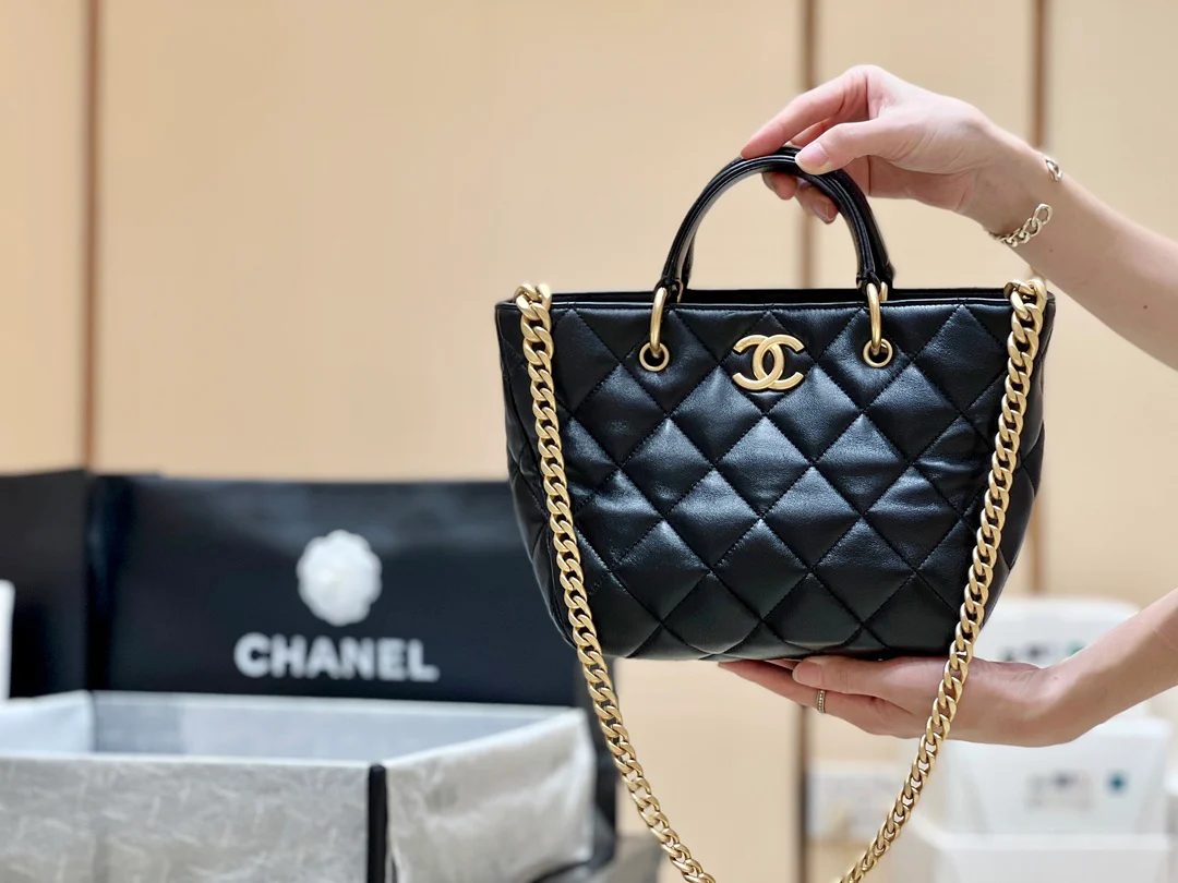 Сумка-тоут Chanel 23B из овечьей кожи, черная.
