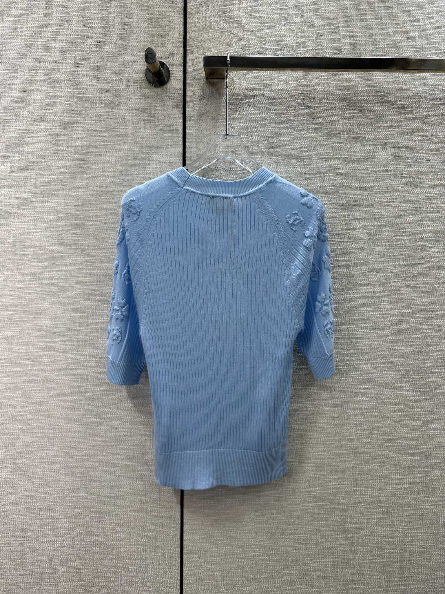 Chanel 2404 Четырехлистный клевер с камелией, вязаный, с коротким рукавом, синий