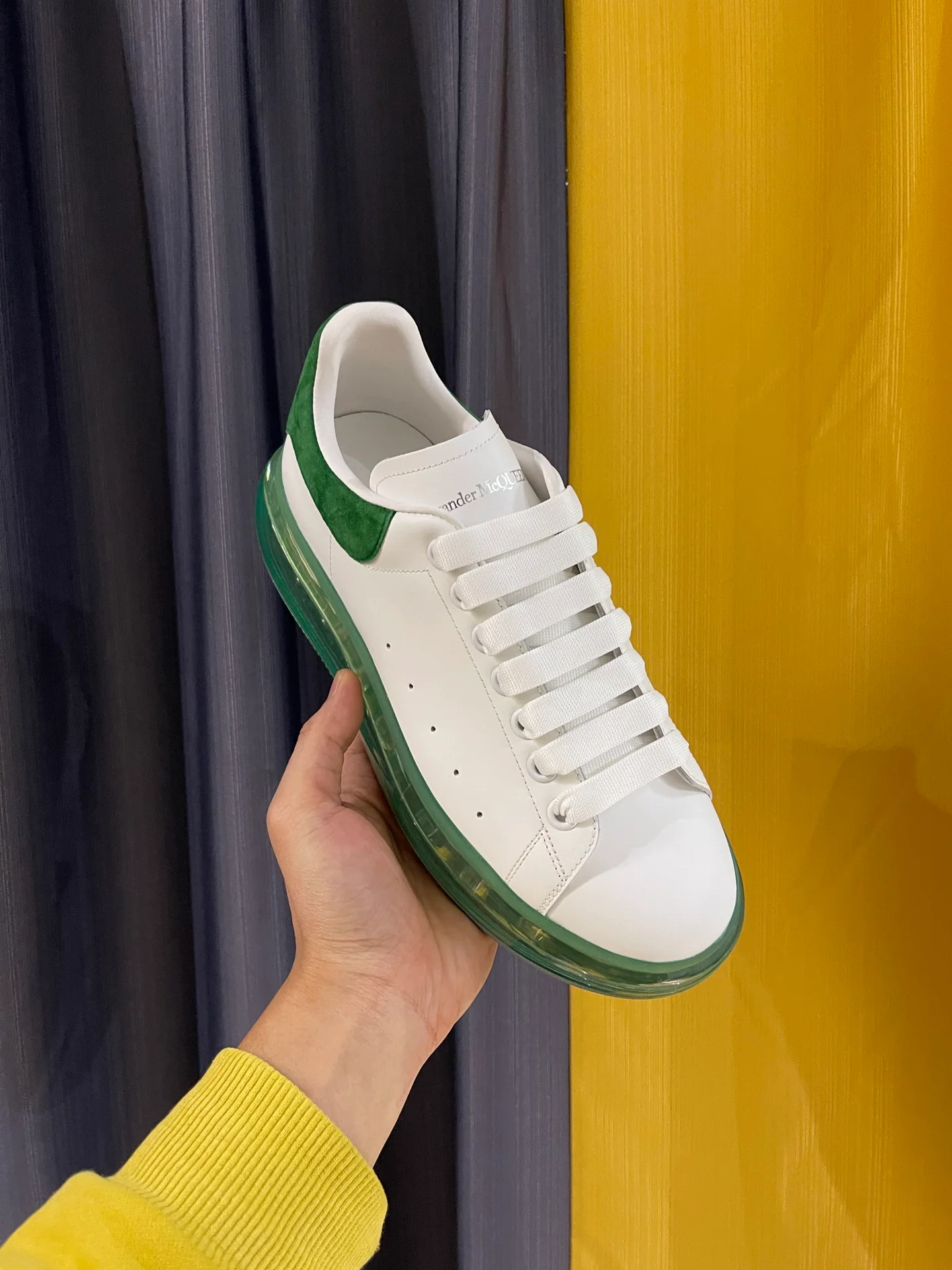 McQueen - Классические белые кроссовки - Зеленая задняя часть и зеленая подошва
