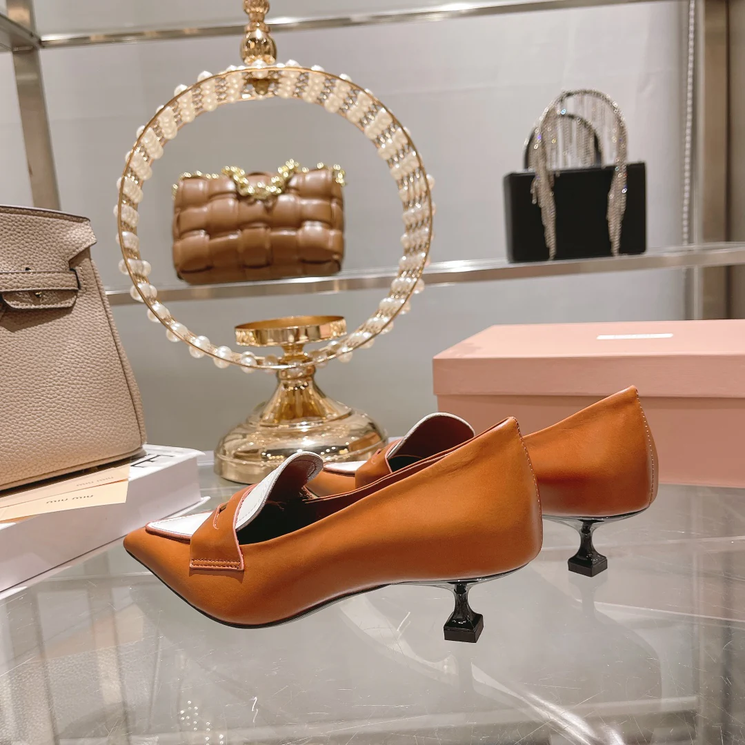 Новинка Miu Miu 2022 года - Туфли на низком каблуке с острым носком - Коричневые