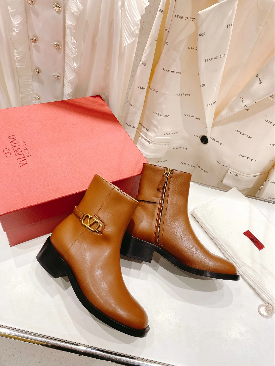 Ботильоны Valentino на низком каблуке – верблюжьего цвета.