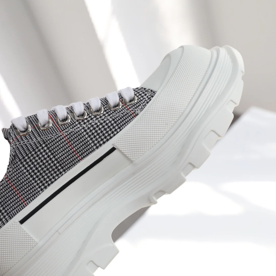 Ковшеобразные туфли на платформе от McQueen, унисекс, в клетку в стиле преппи.