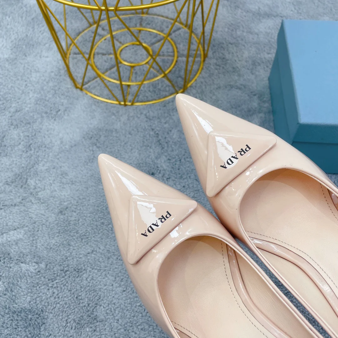 Новинка сезона весна/лето 2022 от Prada — туфли на массивном высоком каблуке.