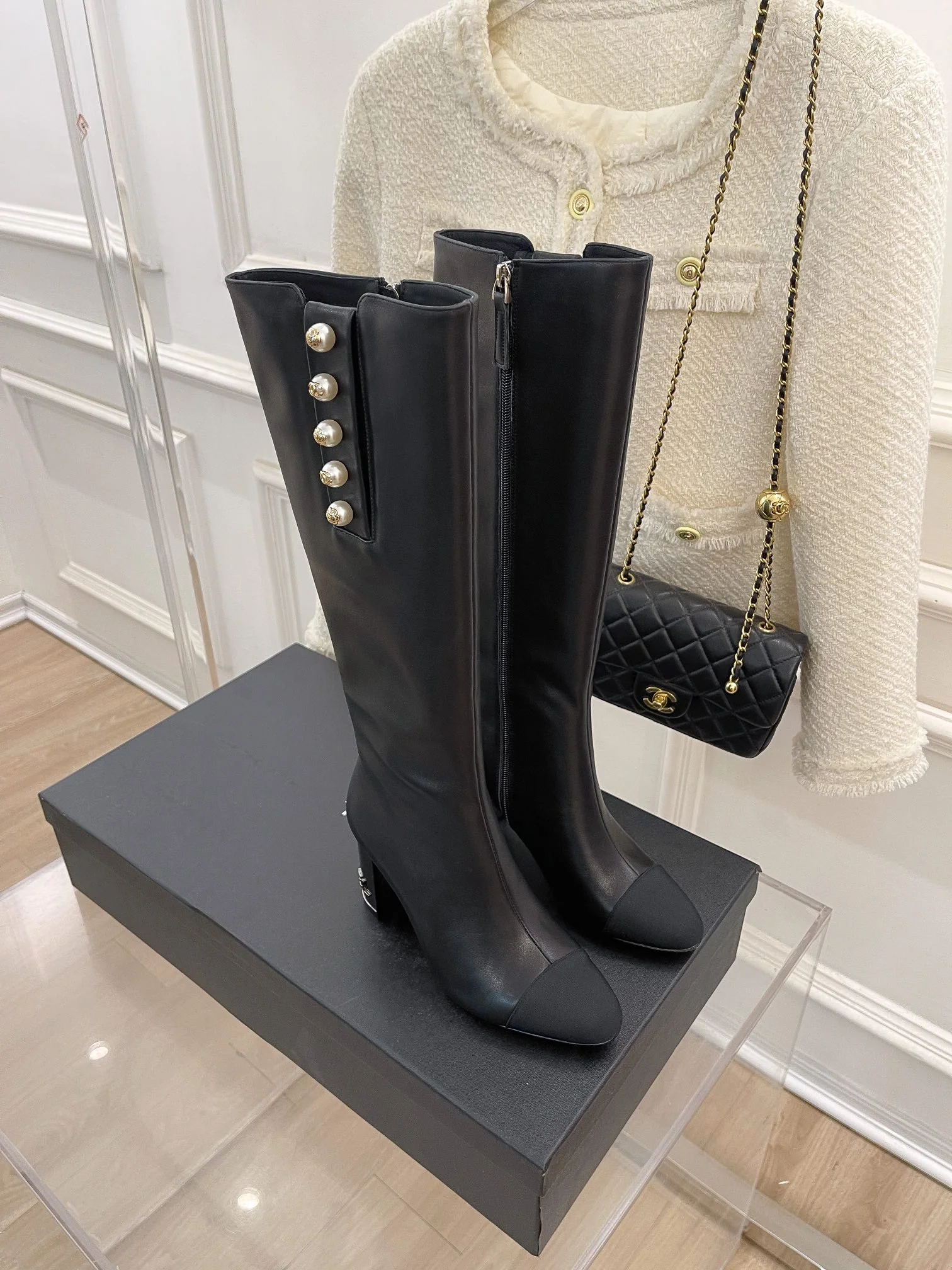 Новинка сезона осень/зима 2022 от Chanel - Сапоги на высоком каблуке - Черные