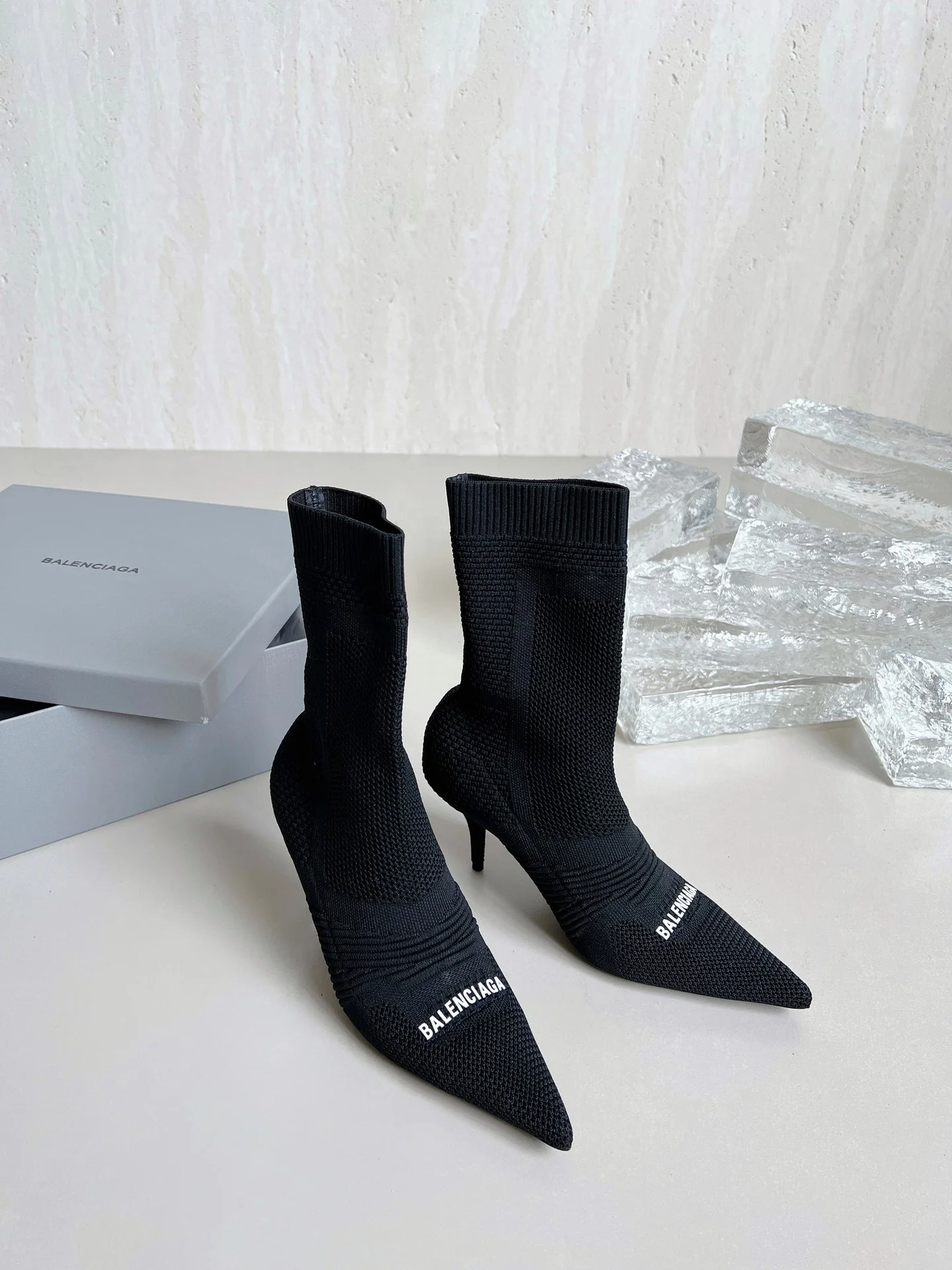 Balenciaga - Ботильоны-носки с острым носком и невысоким каблуком, 2022 год.