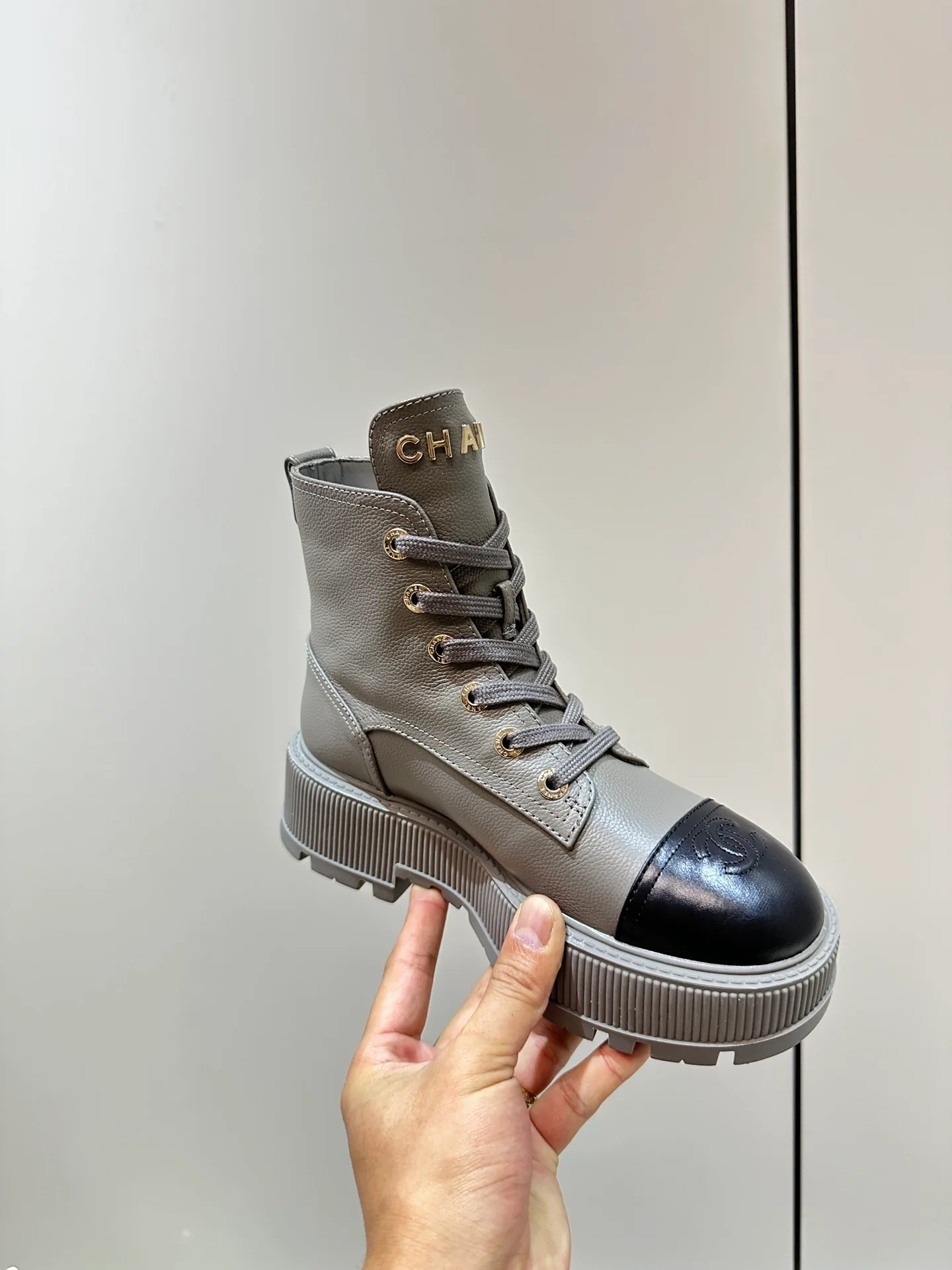 Новинка сезона весна/лето 2023 от Chanel - Мотоциклетные ботинки из зернистой телячьей кожи с эффектом личи - Серые