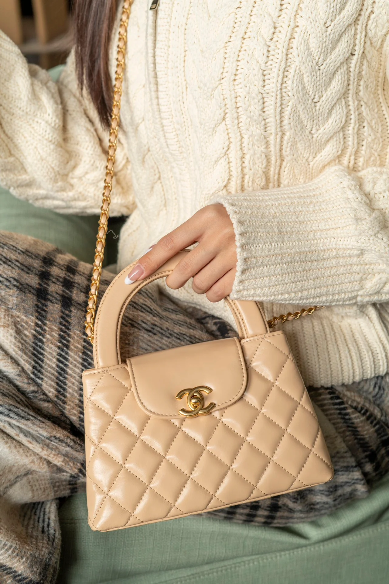 Сумочка Chanel Kelly на цепочке, большой размер, цвет молочного чая.