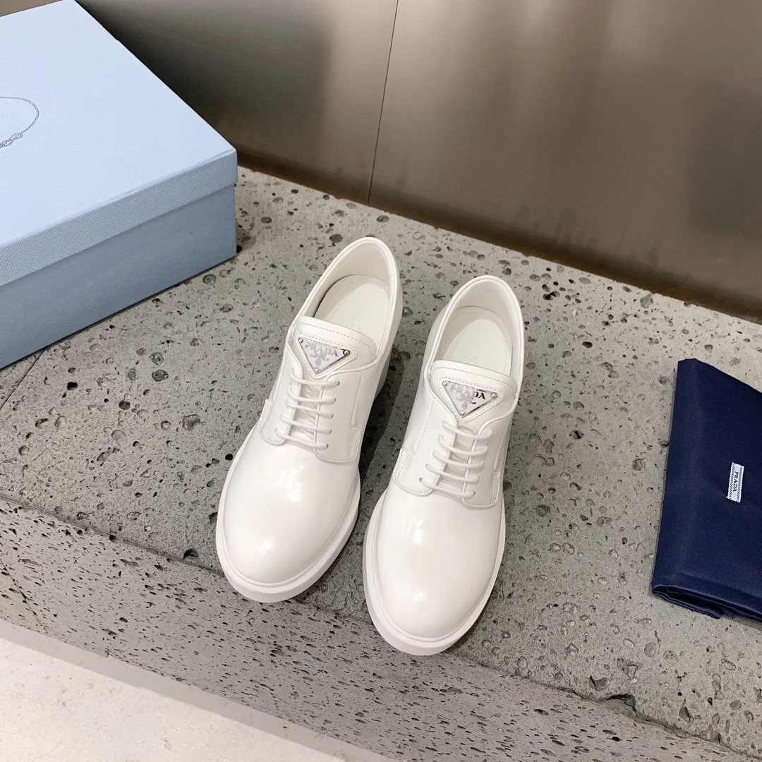 Новинка сезона весна/лето 2022 от Prada - туфли на массивном каблуке в стиле афро.