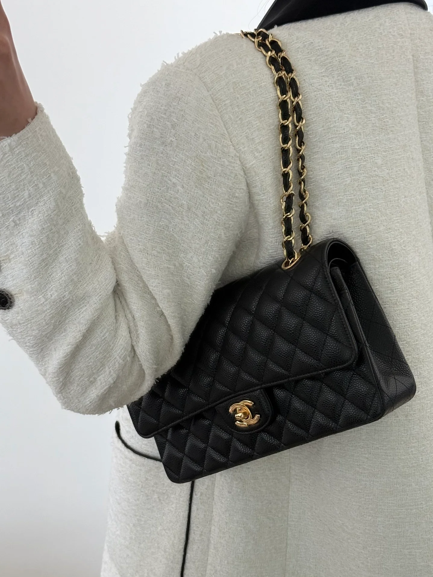 Сумка Chanel CF25 из зернистой кожи с золотой фурнитурой и цепочкой — черная.