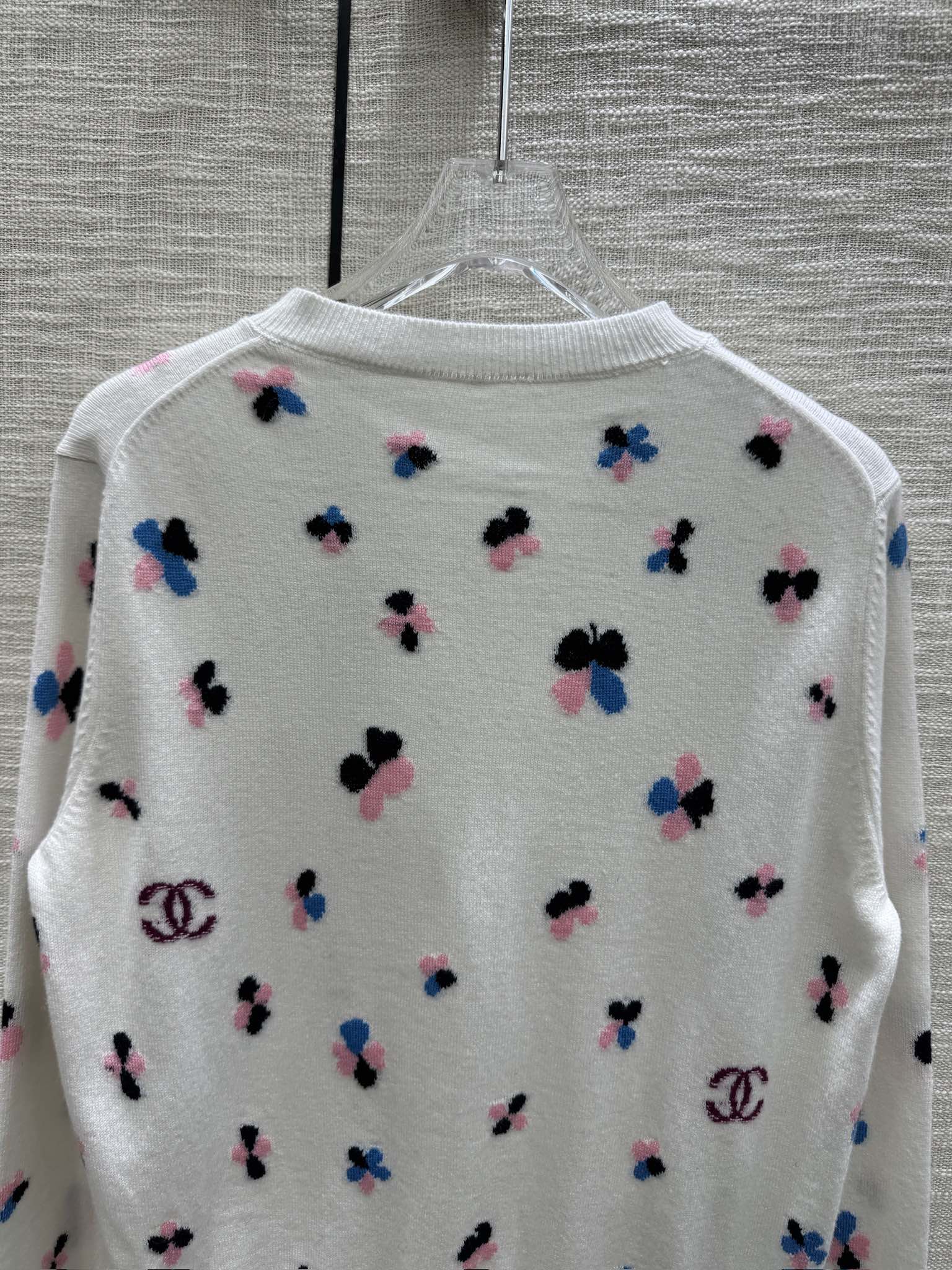 Chanel - Коллекция Métiers d'Art ?Ранняя весна?, 2403-24 - Вязаный кардиган с четырехлистным клевером - Белый