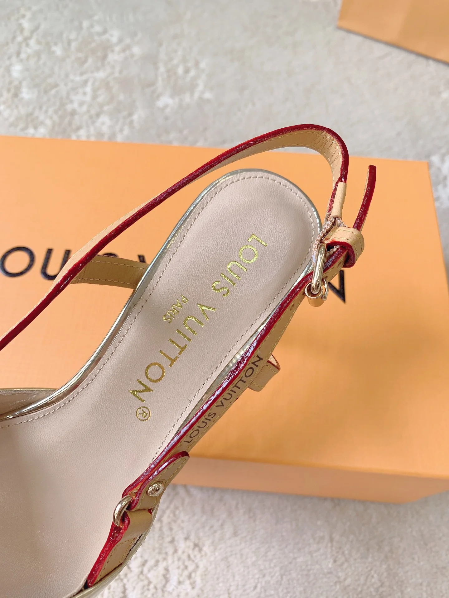 Новинка весны/лета 2023 - Коллекция Blossom Elegance - Босоножки на высоком каблуке - 7-5 см - Золотистые