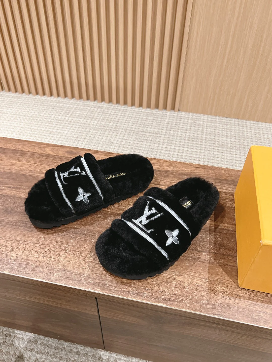 Шерстяные тапочки LV-2024 на плоской подошве - черные