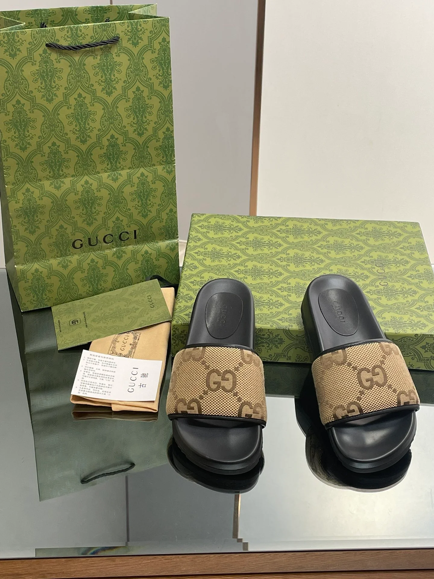 Новинка сезона осень/зима 2023 от Gucci - мюли с монограммой.