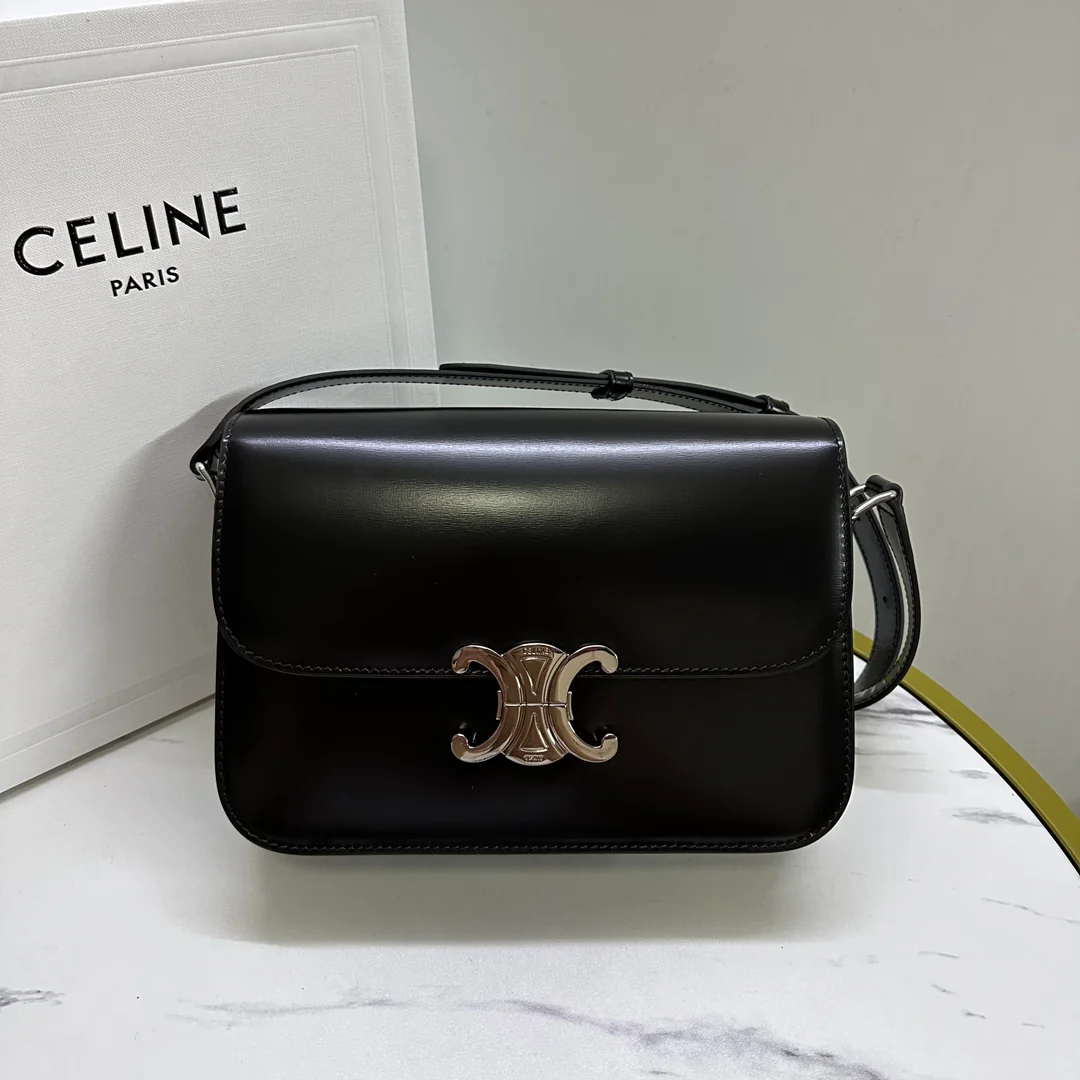 Сумка Celine Triomphe Classic из глянцевой телячьей кожи — черная с серебряным логотипом.