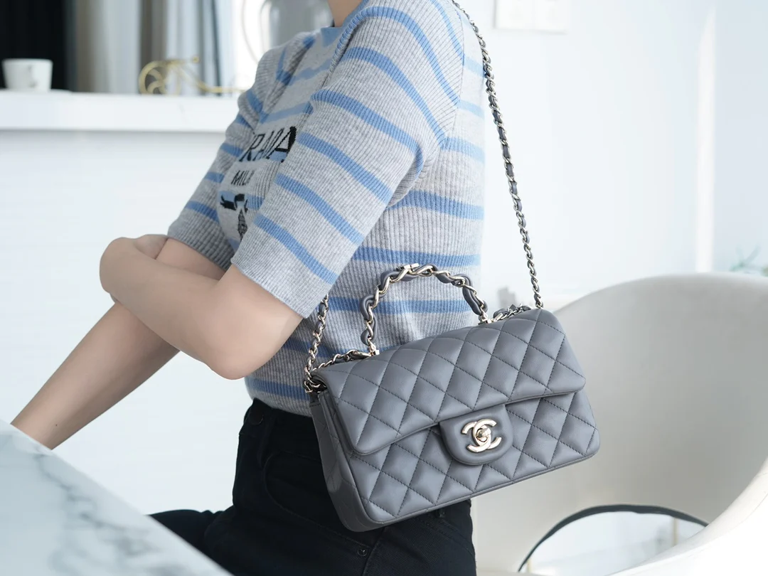 Chanel - Новая гармошка с ручкой, украшенной стразами - Серая