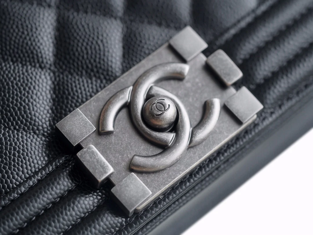 Коллекция Chanel Le Boy - Черная кожа личи, винтажная серебряная пряжка - 20 см