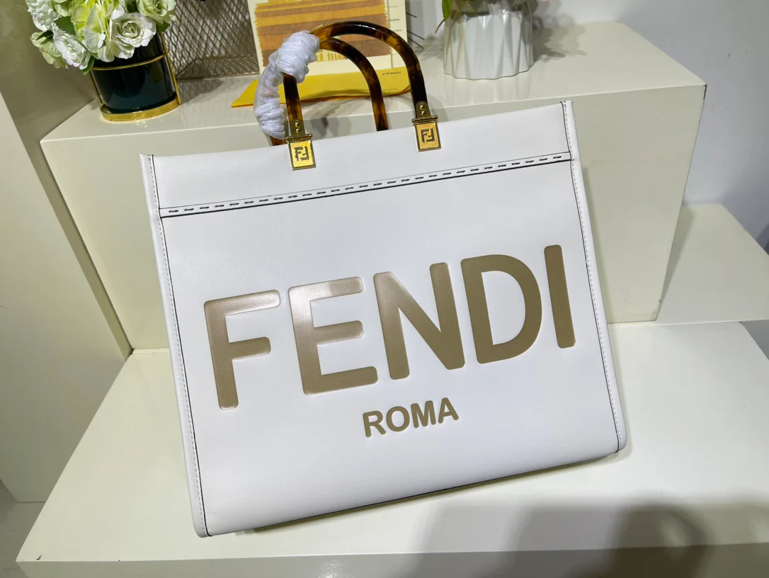 Сумка Fendi Sunshine Medium из белой кожи