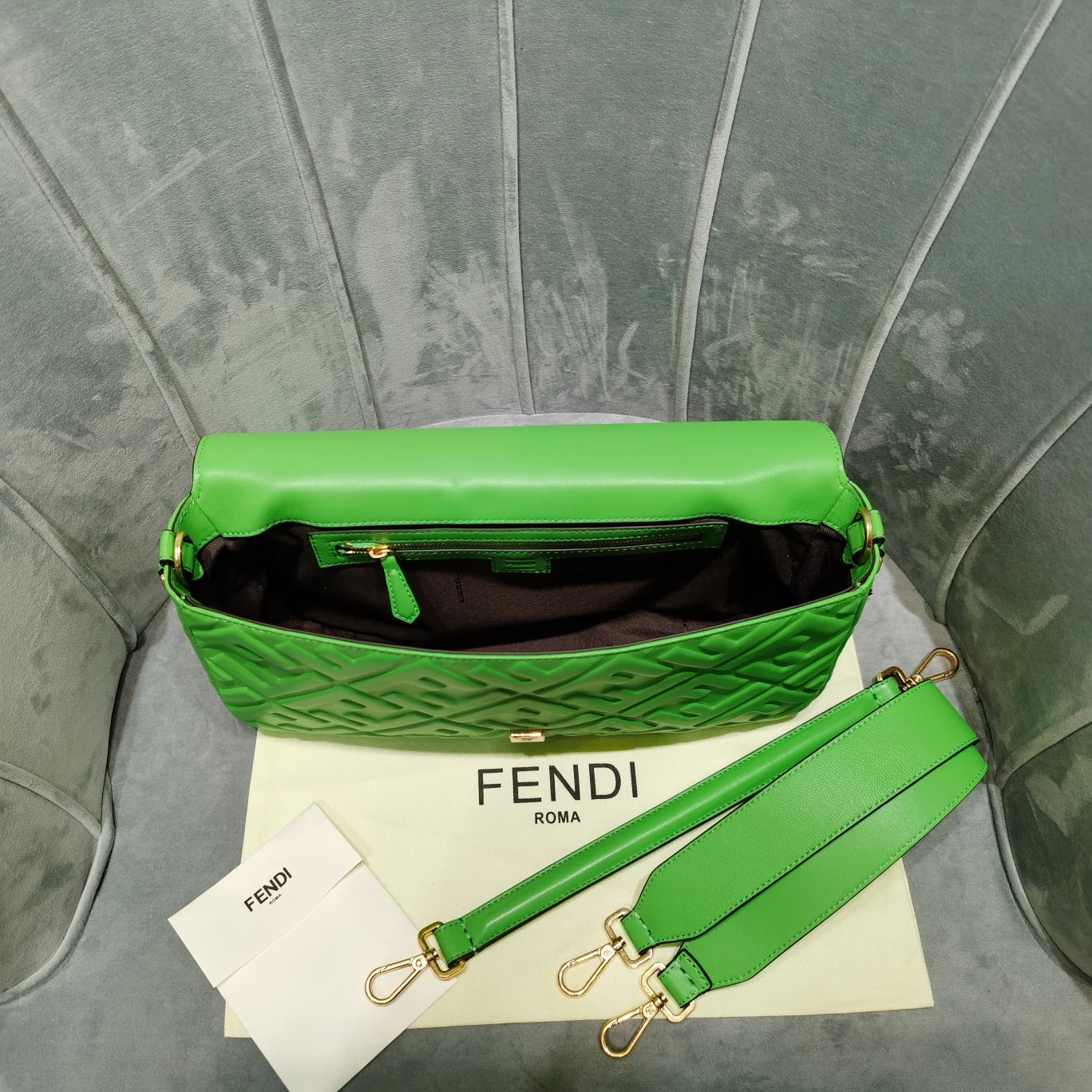 Сумка-багет Fendi Baguette средней длины из зеленой кожи.