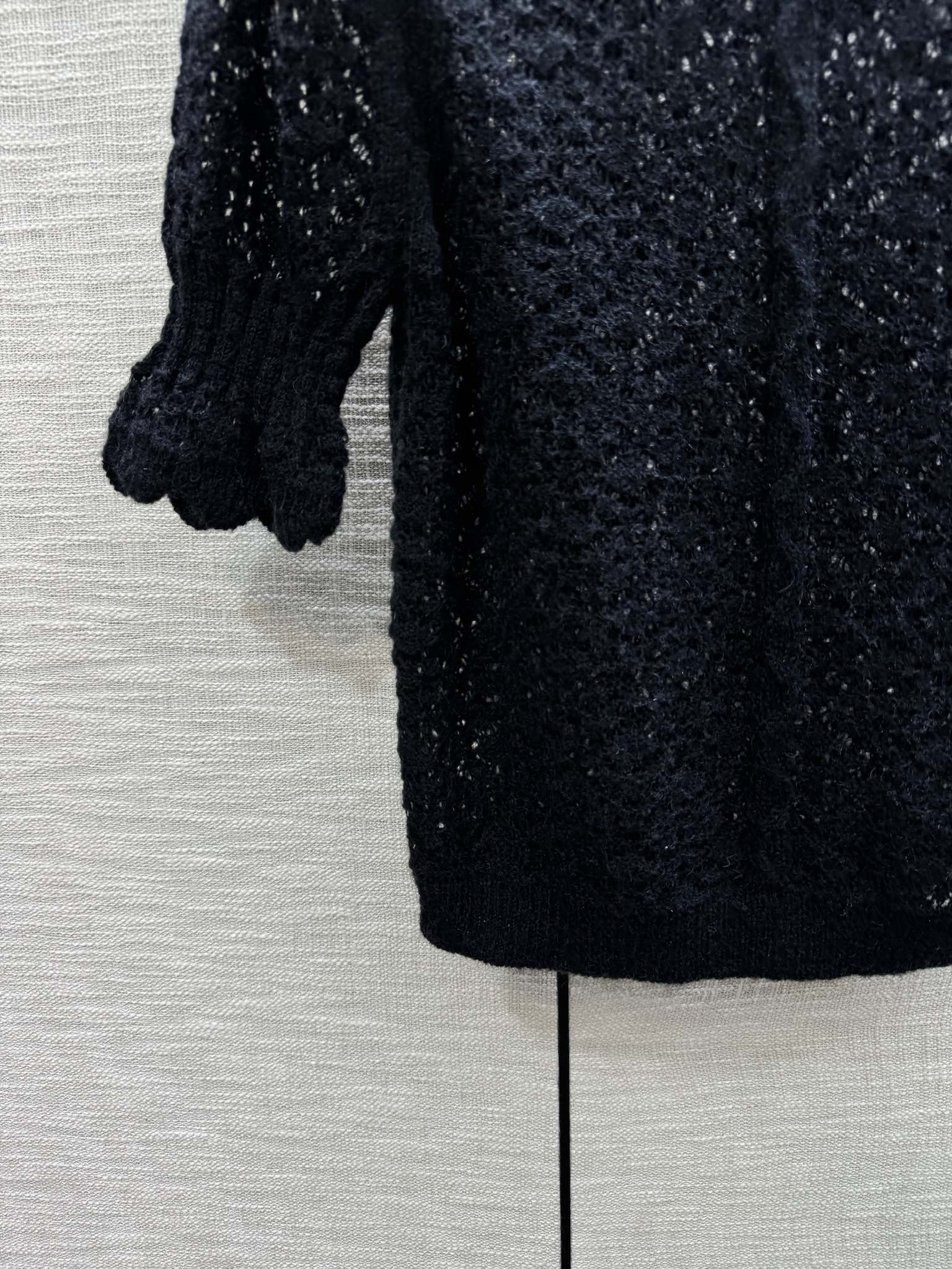Chanel - 2403-24 Новинка ранней весны. Ажурный вязаный топ с короткими рукавами и рукавами-фонариками.