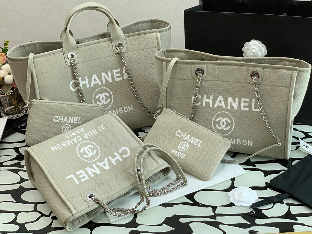 Коллекция Chanel осень/зима 2022 — Пляжная сумка — Бежевый/Серый (Изображение коллекции)