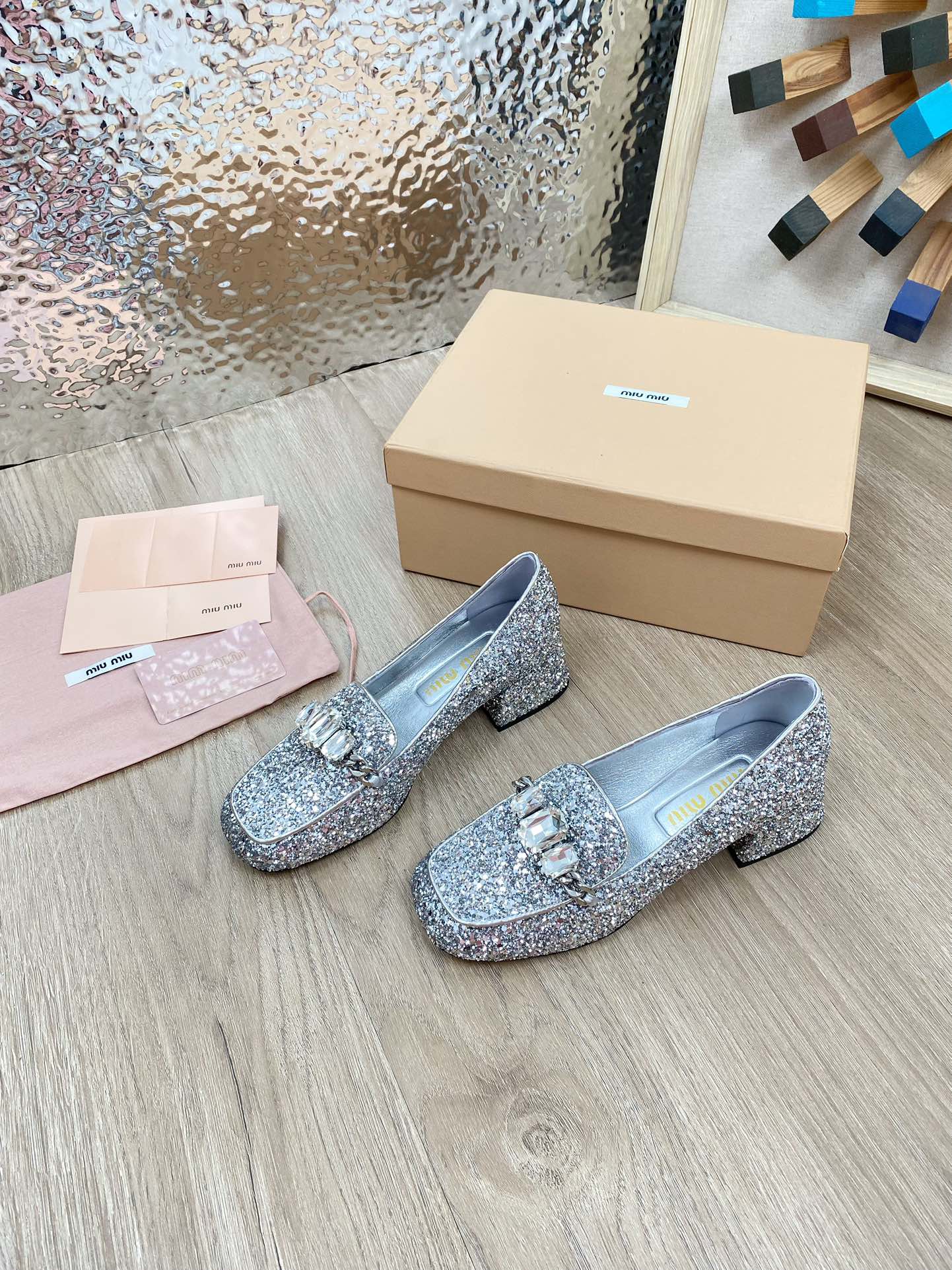 Новинка Miu Miu 2023 года - Лоферы Мэри Джейн с массивным каблуком и стразами - Квадратный носок