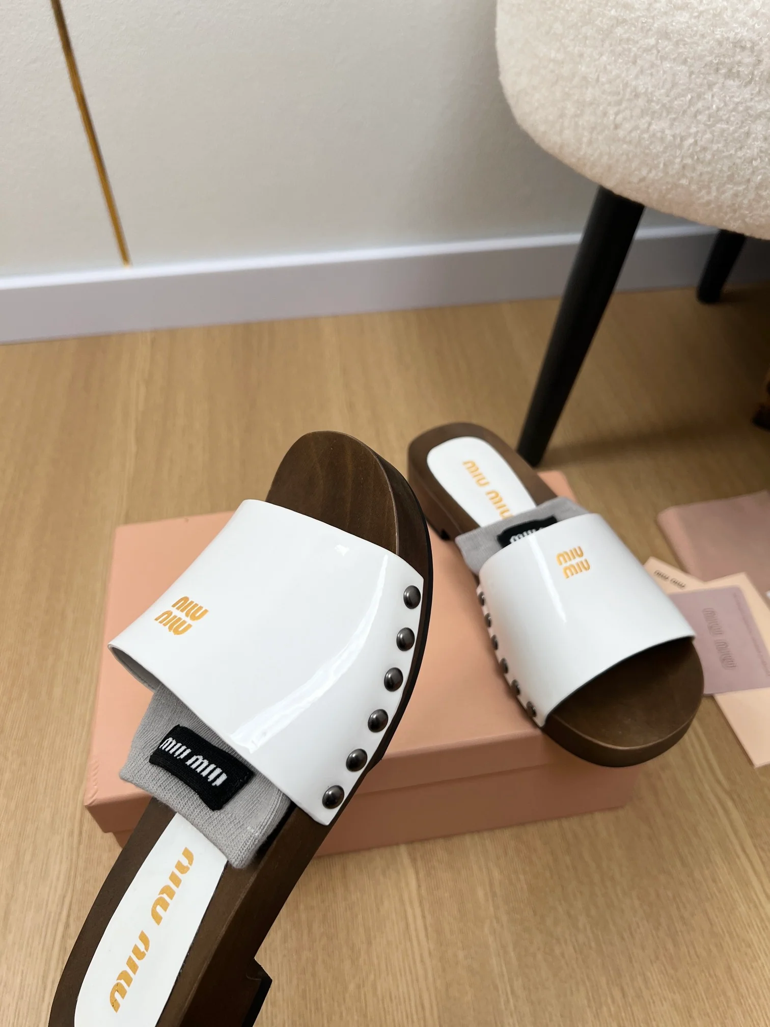 Деревянные тапочки Miu Miu 2024 - Белые - 1