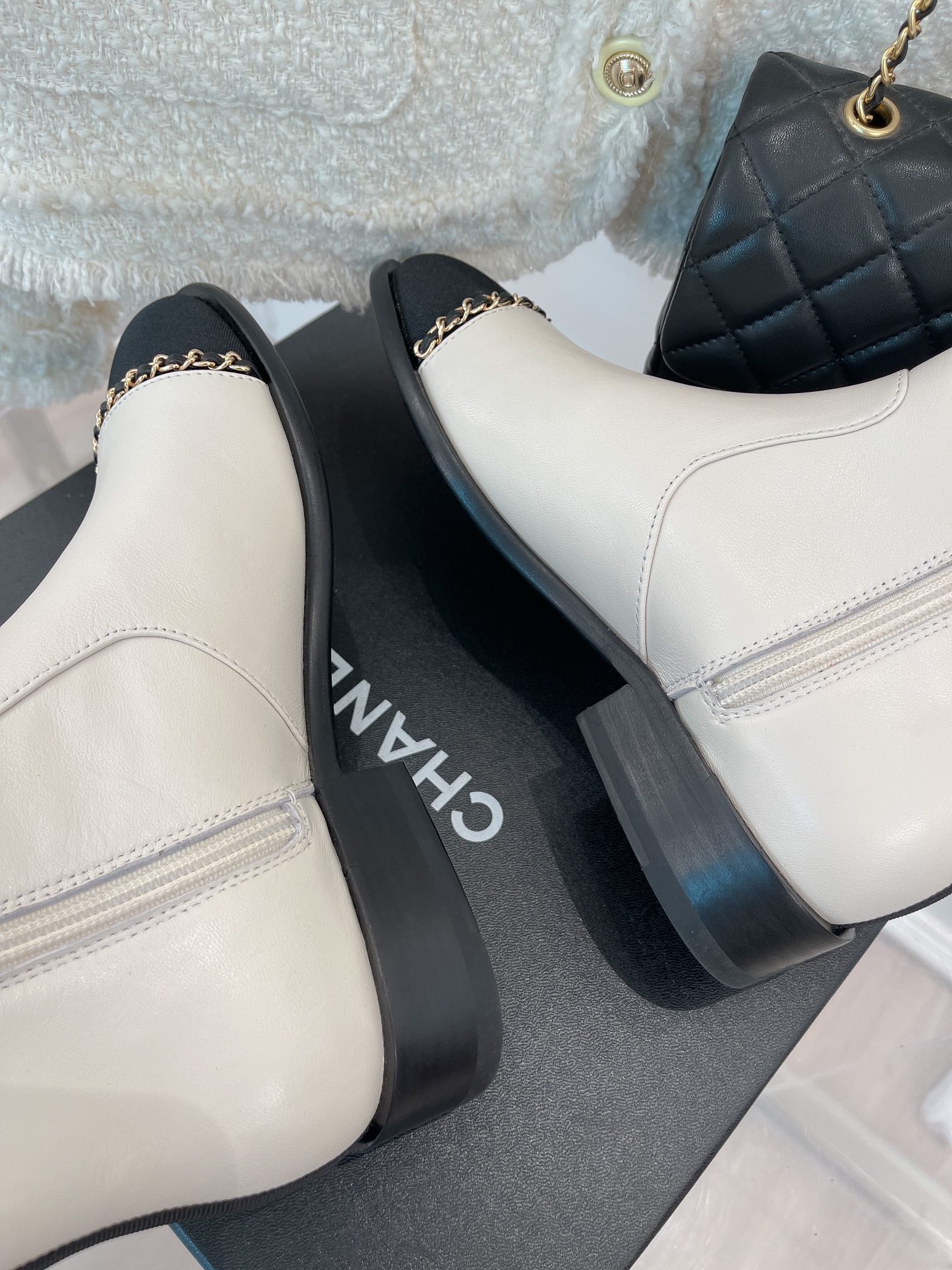 Новинка сезона осень/зима 2023 от Chanel - Ботильоны на массивном каблуке с цепочкой - Белые