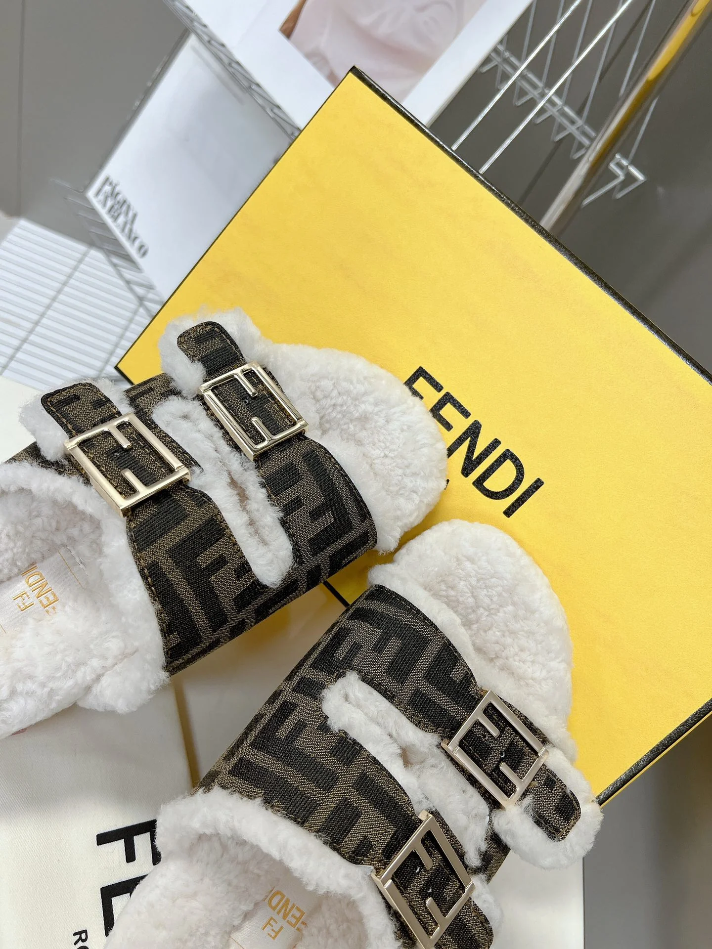 Fendi - Новинка сезона осень/зима 2022 - Меховые тапочки